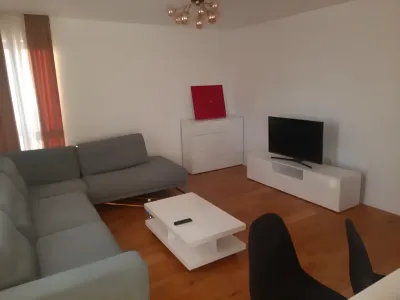 Living cu canapea si tv apartament inchiriere Sector 1 București